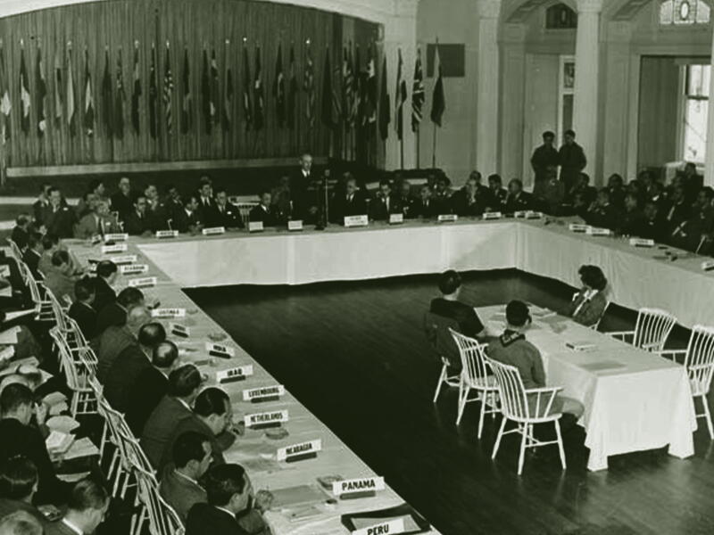 وزير الخزانة الأميركي هنري مورغنثاو جونيور يلقي كلمة في مؤتمر بريتون وودز في العام 1944