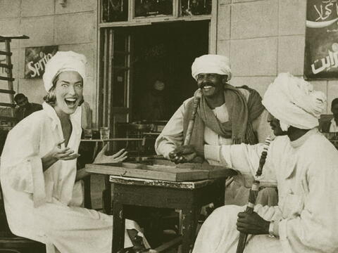 عارضة أزياء فوغ في قهوة مصرية في العام 1992