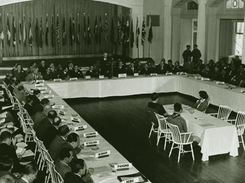 وزير الخزانة الأميركي هنري مورغنثاو جونيور يلقي كلمة في مؤتمر بريتون وودز في العام 1944